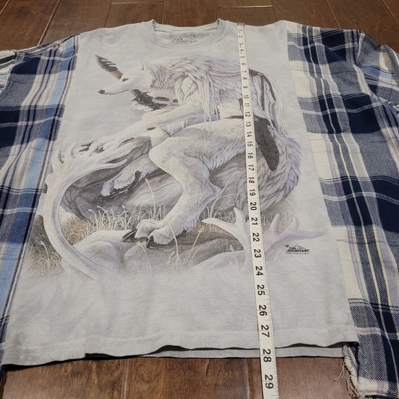 🚨SOLD🚨🚨The Mountain wolf tshirt flannel - Picture 4 of 6